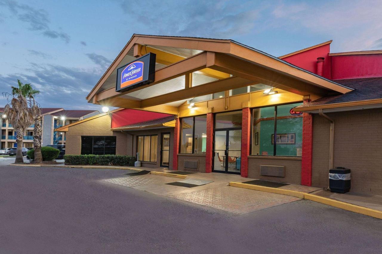 Howard Johnson By Wyndham Houston Hobby Exterior photo